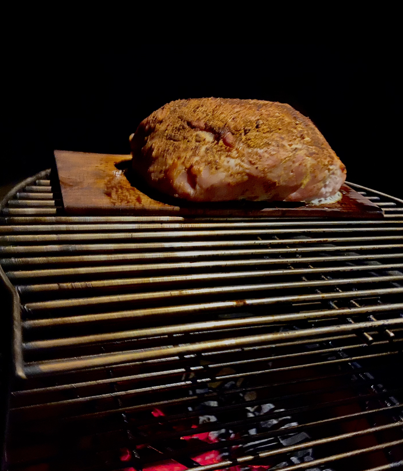 Beenham van de BBQ gegaard op een ceder houten plankje