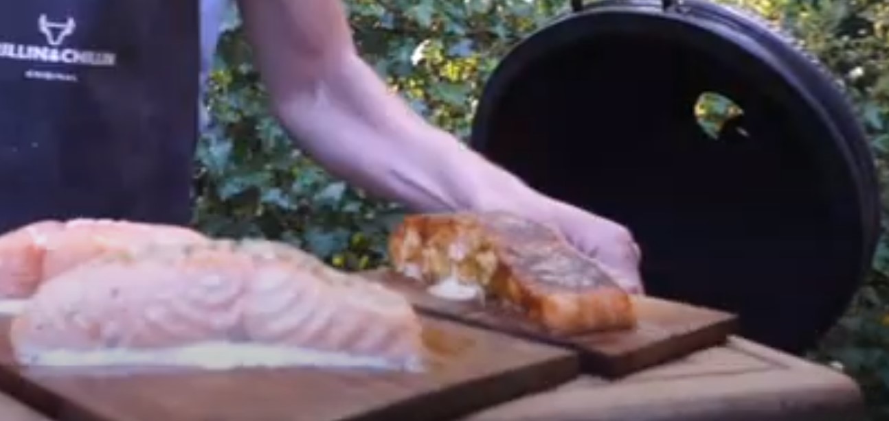 Zalm op houten plankje