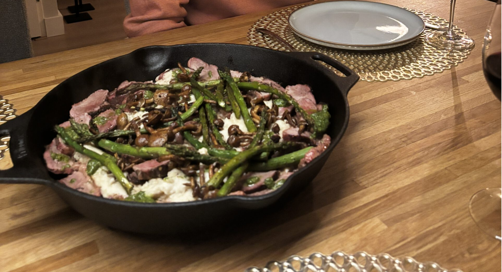 Eendenborst van de kamado met knolselderij, pesto, beukenzwammen & groene asperges